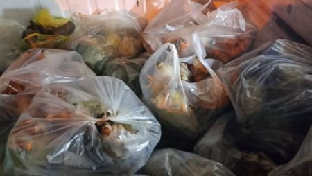 ضبط مصنع حلويات يستخدم زيوتًا مجهولة خلال حملة تموينية في مطروح