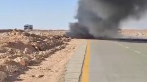 حريق يلتهم سيارة دفع رباعي بعد انقلابها على طريق سيوة – مطروح | صور