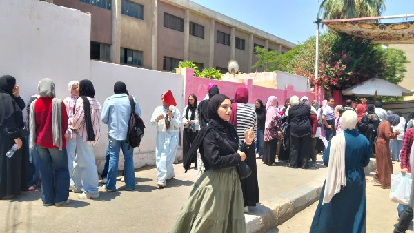طلاب الثانوية العامة بالقليوبية يؤدون امتحانات الأحياء والإحصاء والرياضيات التطبيقية
