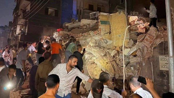 جار البحث عن الضحايا.. 10 سيارات إسعاف بموقع المنزل المنهار بزفتي.. صور
