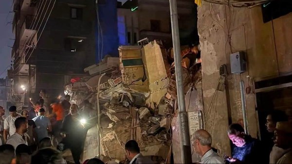 رفع حالة الطوارئ.. قطع الكهرباء وكردون أمني حول المنزل المنهار بزفتي.. صور