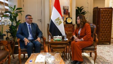 وزيرة التنمية المحلية والبيئة تناقش مشروع قنا الخضراء والاستفادة من المخلفات الزراعية