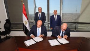 وزيرا النقل والطيران المدني يشهدان توقيع بروتوكول لرفع كفاءة وصيانة الممرات الرئيسية والطرق الداخلية بالمطارات