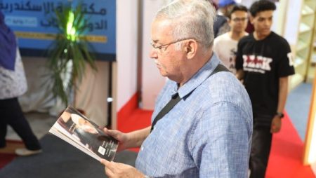 إقبال لافت على كتاب جهود الإمام الطيب في مكافحة التطرف بمعرض مكتبة الإسكندرية