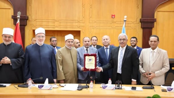 بينهم الدكتور سلامة داود.. مجلس جامعة الأزهر يكرم 11 قيادة لبلوغهم السن القانونية بينهم الدكتور سلامة داود.. مجلس جامعة الأزهر يكرم 11 قيادة لبلوغهم السن القانونية
