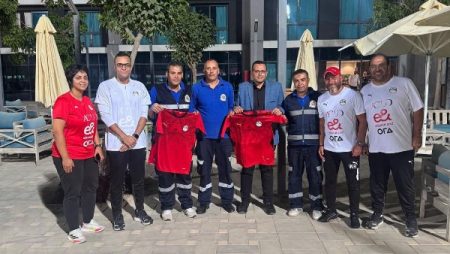 منتخب الشباب يكرم طاقم إسعاف أنقذ حياة مدرب حراس المرمى