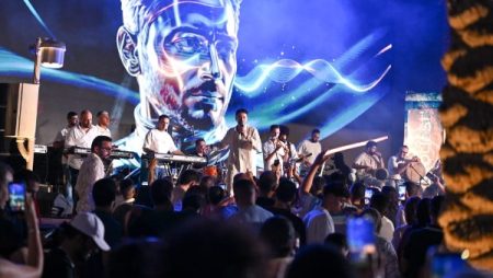 بالصور .. حمادة هلال يشعل العلمين الجديدة بحفل كامل العدد بحضور أسرته