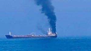 انفجار ناقلتي نفط واندلاع النيران فيها جنوب بمضيق هرمز