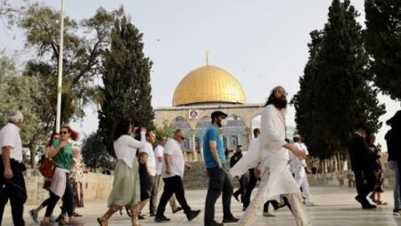 وزير الأمن القومي لدولة الاحتلال يقتحم باحات المسجد الأقصى