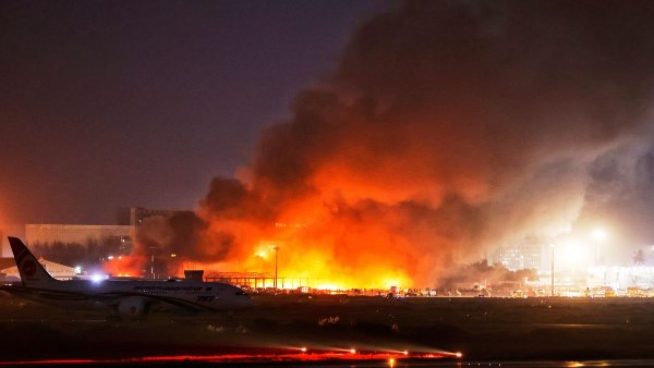 روسيا .. حريق في حظيرة طائرات على مساحة 1000 متر جنوب شرق موسكو