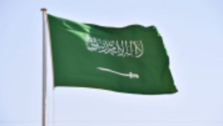 الدفاع المدني السعودي يطلق إنذارًا للتحذير من خطر محتمل في جازان
