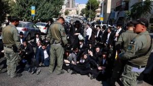 متشددون يهود يقتحمون قاعدة ليد وسجن تسيديك العسكري في اسرائيل