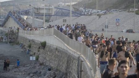 أزمة غير مسبوقة في سبتة.. عشرات الآلاف يعبرون من المغرب وارتفاع حصيلة الوفيات