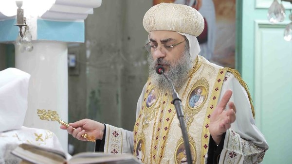 الأنبا فيلوباتير يرسم شمامسة جدد لكنيسة الأنبا فيلوباتير يرسم شمامسة جدد لكنيسة