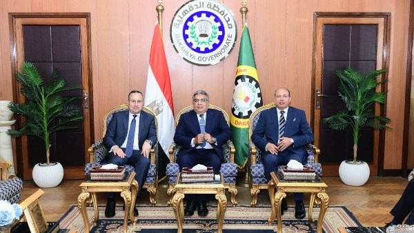 محافظ الدقهلية يستقبل وزير التعليم العالي والبحث العلمي والقائم بأعمال وزير الثقافة على هامش ختام المهرجان القومي للمسرح