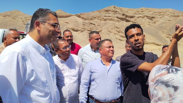 لمنع تكدس الشاحنات وتأمين المحاور الحيوية.. محافظ البحر الأحمر يتفقد الموقع المقترح لإنشاء ساحة انتظار سيارات النقل الثقيل بمدينة القصير