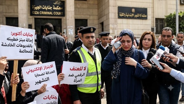 طلب الشبكة وهتـ.ـك ستــرها.. إحالة شاب للجنايات ابتز خطيبته بمقاطع خادشة في أكتوبر