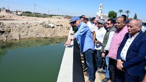 العقوبة تصل للحبس.. وزير الري يوجه بالتطبيق الحاسم للقانون ضد ملقي القمامة بالترع والمصارف