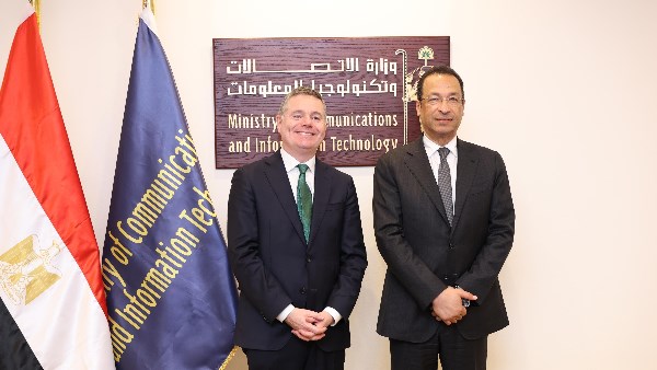 وزير الاتصالات يبحث مع مسؤولي البنك الدولي تعزيز الشراكة في مجالات التحول الرقمي والذكاء الاصطناعي