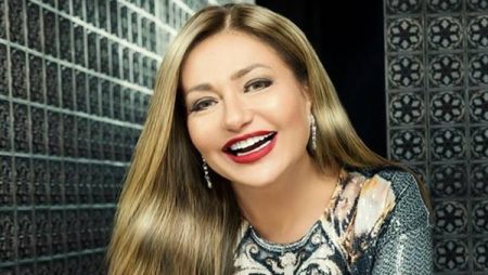 زغرودة من ليلي علوي بعد تأهل منتخب مصر إلى دور الـ16