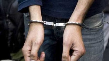 حبس المتهم بتحصيل مبالغ مالية من قائدي السيارات الأجرة