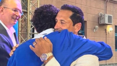 حاسس أني بحلم.. أحمد سالم يحتفل بدخول ابنه الجامعة