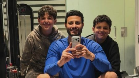 محمد الشناوي برفقة أبنائه من الجيم