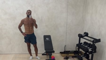 محمد صلاح يستعرض لياقته البدنيه من الجيم