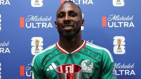خوليان كينيونيس يحصد جائزة أفضل لاعب في مباراة المكسيك والإكوادور بالمونديال