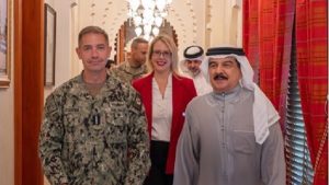 ملك البحرين يبحث مع قائد القيادة المركزية الأمريكية المستجدات الإقليمية والدولية
