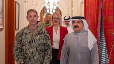 ملك البحرين يبحث مع قائد القيادة المركزية الأمريكية المستجدات الإقليمية والدولية