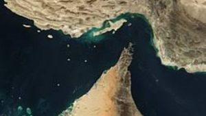 إيران تغلق مضيق هرمز بعد إطلاق طلقة تحذيرية على سفينة