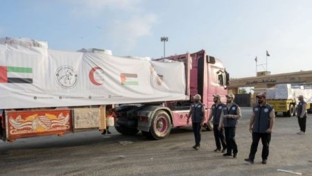 شاحنات مساعدات إماراتية تعبر إلى الفلسطينيين بقطاع غزة تحمل 792 طنًا