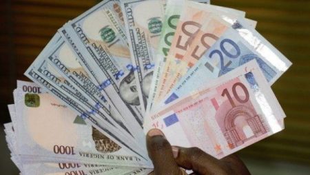 تداولات سوق الصرف الأجنبي في نيجيريا تهبط 46% خلال أسبوع