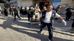 حالات اختناق بين الفلسطينيين خلال اقتحام الاحتلال محيط مجمع فلسطين الطبي برام الله