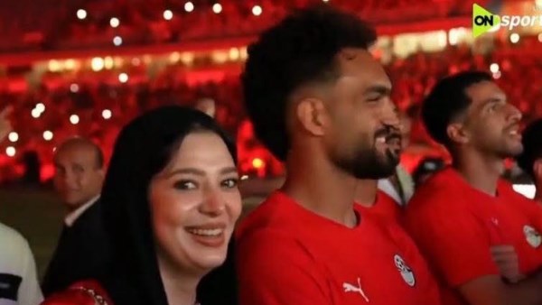 زوجة مصطفى زيكو : أنا بحبك أوي وانهاردة عيد جوازنا.. واللاعب يبكي على الهواء