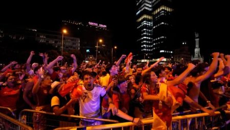 رافعين علم فلسطين.. جماهير إسبانيا تحتفل في الشوارع بالتتويج بالمونديال