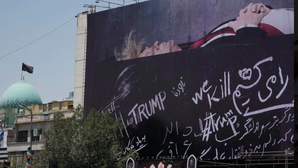 بعد التهديد باغتياله.. ترامب داخل نعش في وسط طهران | شاهد
