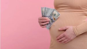 كارثة تأجير الأرحام في الغرب.. الخطر يداهم أوروبا بزيادة أعداد الأطفال عديمي الجنسية