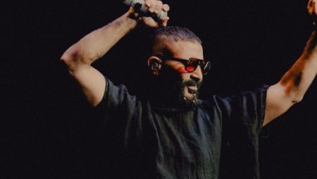 احمد سعد يمازح جمهور حفل استقبال بعثة منتخب مصر