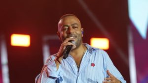 تامر عاشور يحيي حفلًا كامل العدد في مهرجان المسرح الروماني بالساحل الشمالي