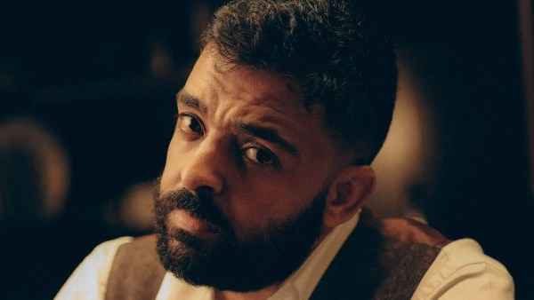 الشاعر عمرو حسن يروي موقفًا طريفًا مع عمرو دياب: «بعتله أغنية عمل لي بلوك»