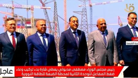 مدبولي يدشن حلم مصر النووي ببدء تركيب وعاء ضغط المفاعل الثاني بالضبعة.. صور