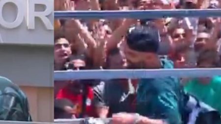 لاعبو منتخب مصر يستقلون الأتوبيس المكشوف تمهيدًا لبدء الاحتفال بالفراعنة