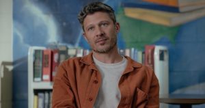 هل يمكن لـ Zach Gilford العودة إلى “العقول الإجرامية” بعد خروج Voit الصادم للموسم التاسع عشر؟ (حصري)