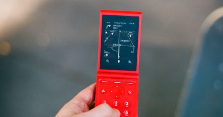 هاتف Light Flip هو هاتف الوجه الغبي الأنيق الذي تحلم به