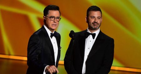 جيمي كيميل يدعو ستيفن كولبيرت لحضور عرض المضيف بعد إلغاء برنامج “Late Night”.