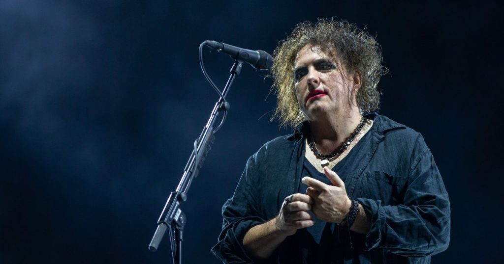 روبرت سميث من The Cure ينتقد عرض نهاية الشوط الأول لكأس العالم مع مادونا والمزيد: “Just F*** Off”