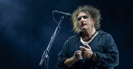 روبرت سميث من The Cure ينتقد عرض نهاية الشوط الأول لكأس العالم مع مادونا والمزيد: “Just F*** Off”