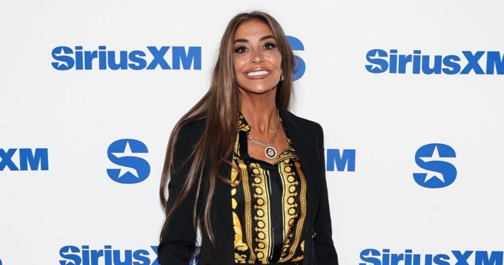 ليز ماكجرو من RHORI تنتقد شائعات عن “السجن” أو “الهياكل العظمية” في الخزانة كسبب للخروج: “سخيفة”